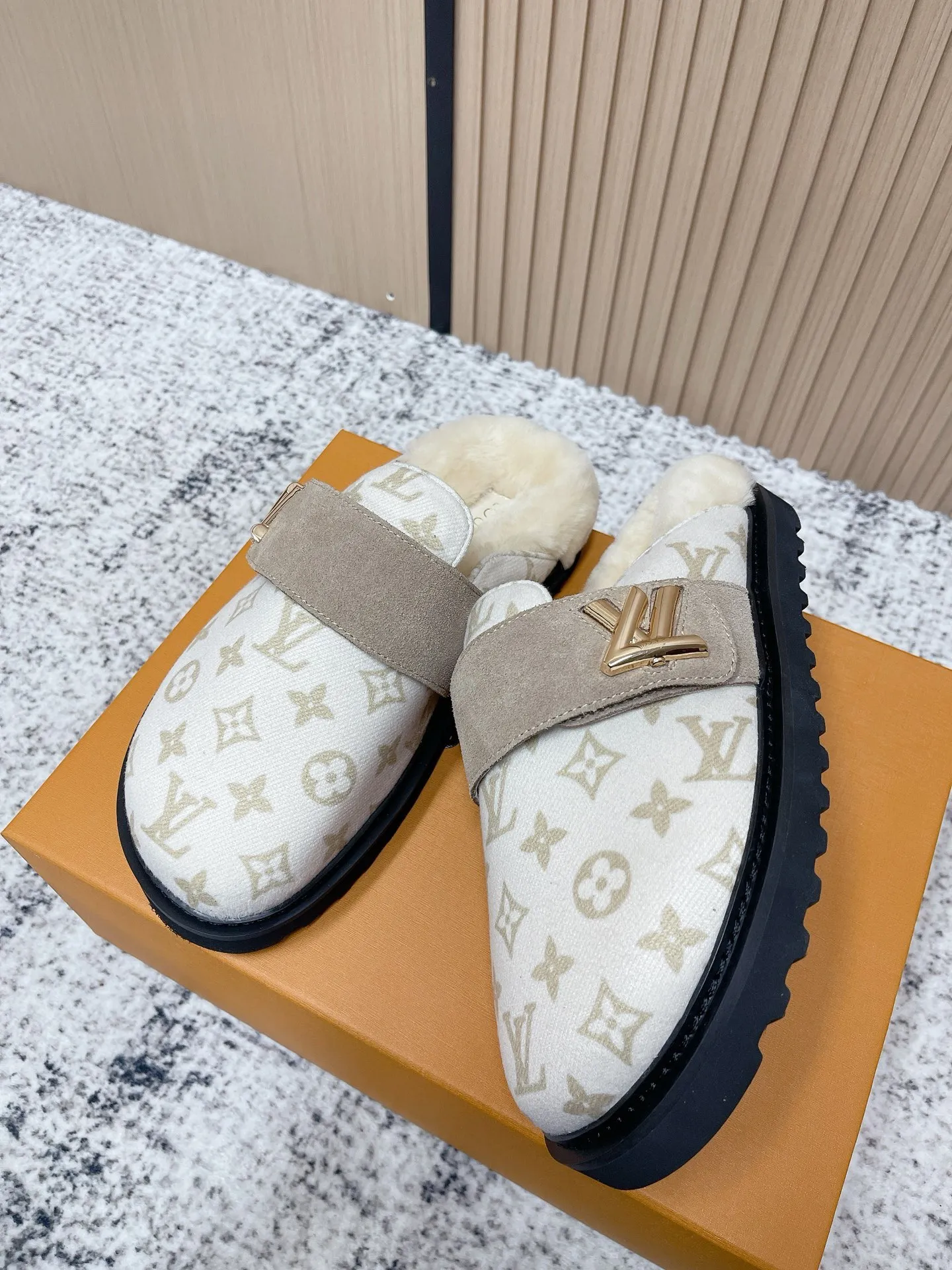 [L Home] P: 500💰 Size: 35-46 (female 40.41, male 45 46 custom-made) Top version Louis vuitton Lv top version LV couple's wool slippers New couple's Birkenstock slippers Cute and loveable, the foot feel is not too good Simple and high-end Sling-hee design Ready to wear and go Good news for lazy people Upper imported cowhide/imported old floral cloth Original hardware buckle, original molded high-density foam outsole Fabric: Yangjing/classic jacquard fabric Lining: imported wool lining Sole: original foam combination sole